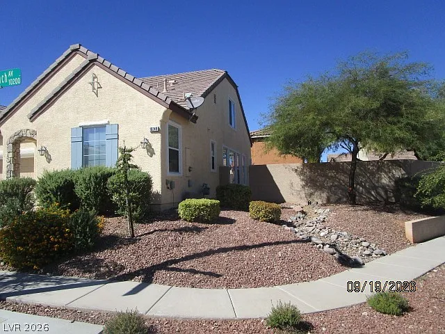 3 bed, 3.0 bath, 1650 sqft, $2,280 — Photo 2