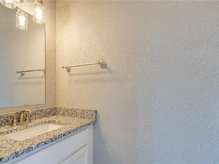 402 E Hemlock St — Photo 5