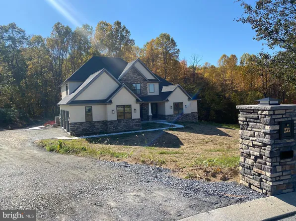 233 European Dr, Fleetwood, PA 19522