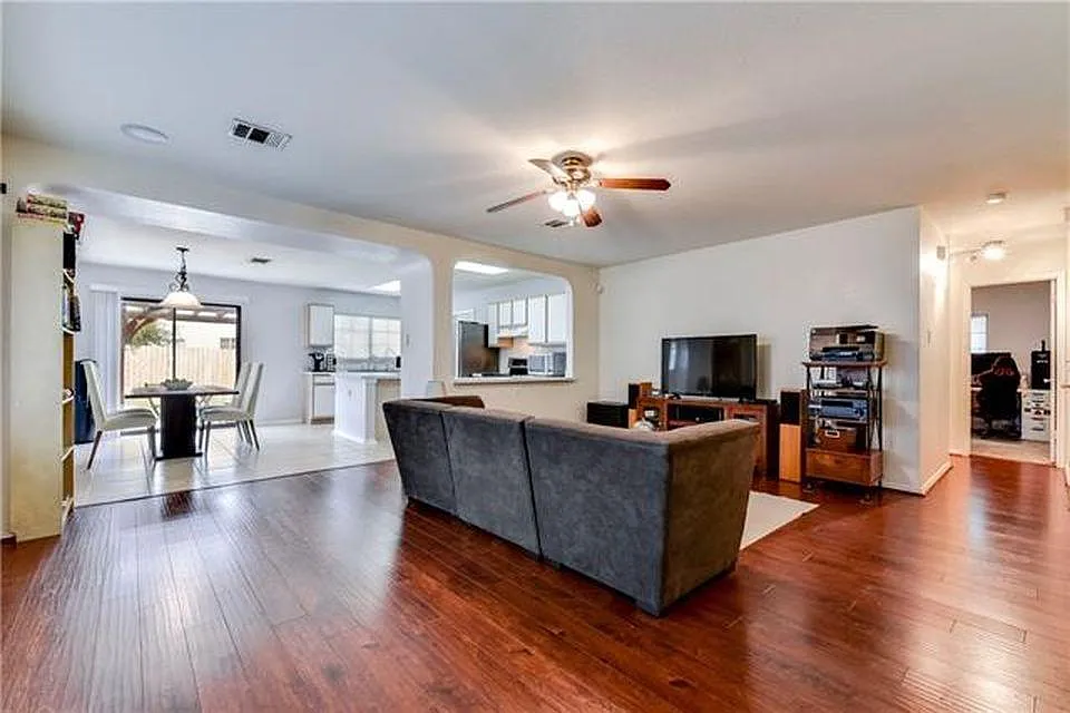3 bed, 1564 sqft, $1,950 — Photo 4