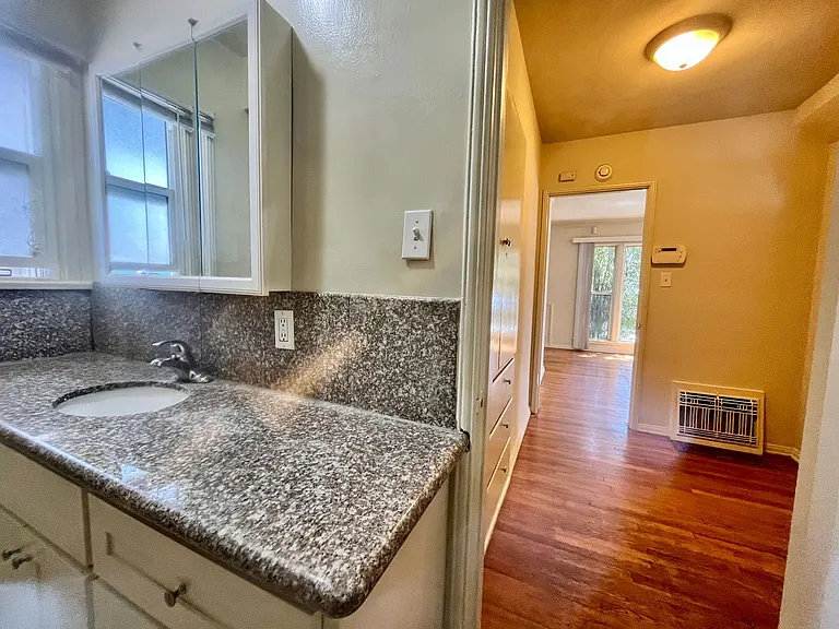Cozy 1 & 2 bedroom in Beverlywood — Photo 6