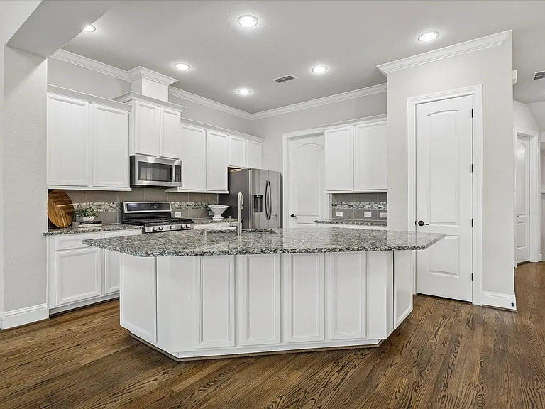 1704 Oak Leaf Pass Dr — Photo 15