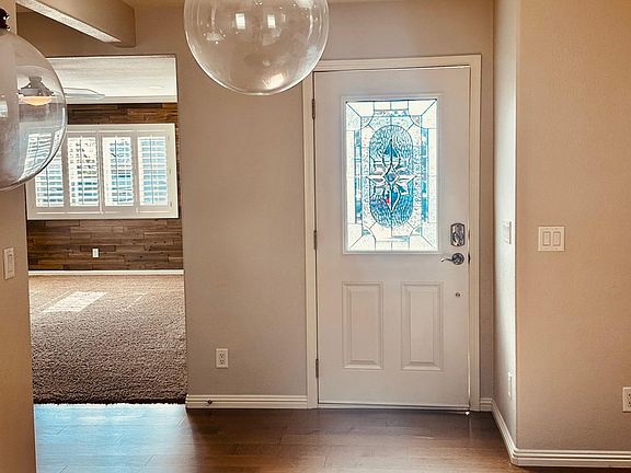 Beautiful light - filled entry