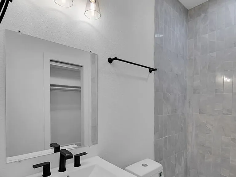 1815 Seneca Ave — Photo 13
