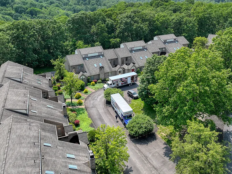 618 Essex Ct — Photo 6