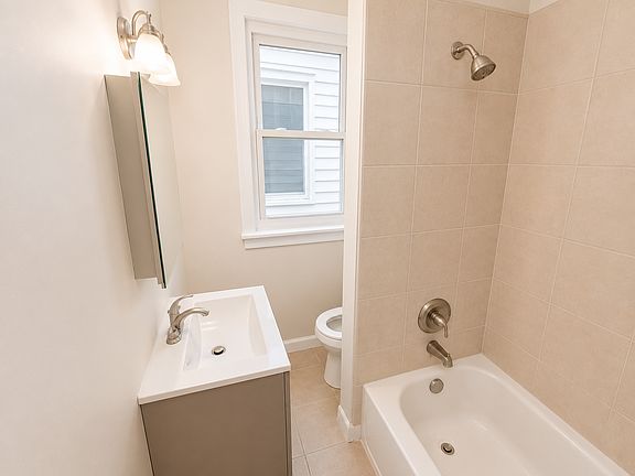3rd image of 454 4th Ave W Floor 1