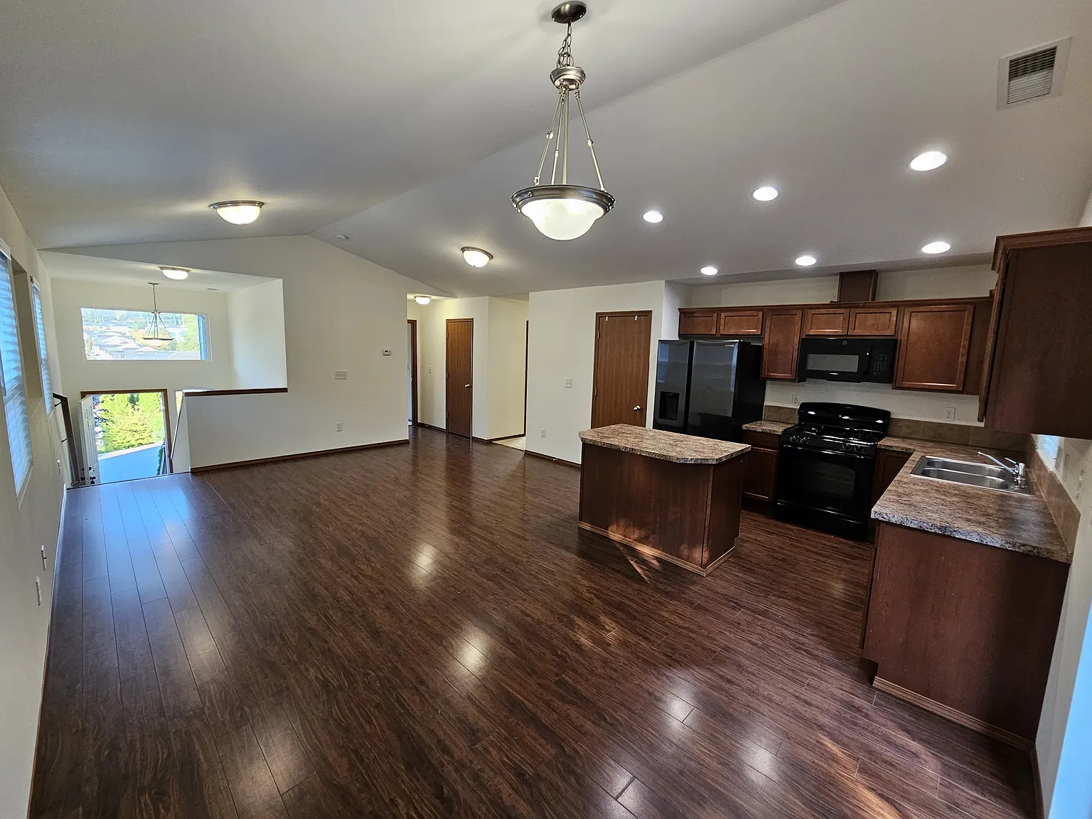 4 bed, 1933 sqft, $3,250 — Photo 3