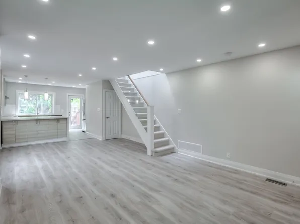 153 Gainsborough Rd, Toronto, ON M4L 3C3