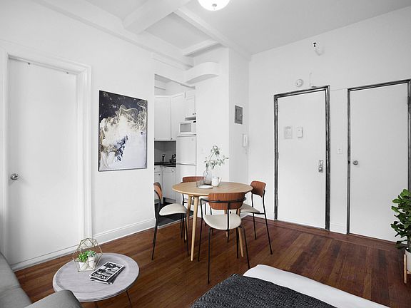 4th image of 19 W 69th St APT 702