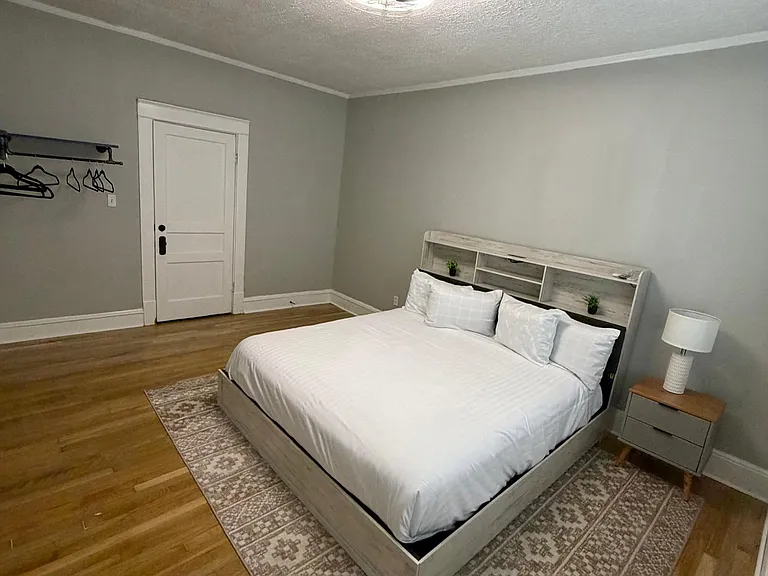 402 N Church St — Photo 4
