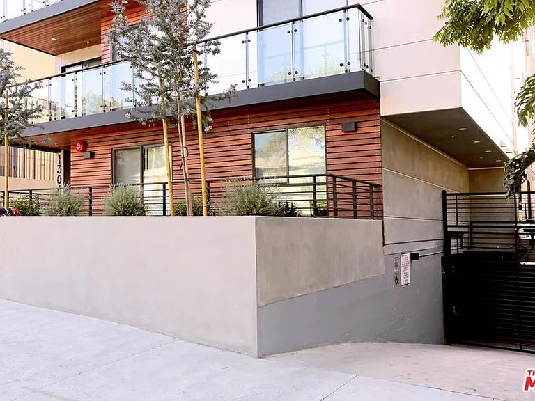 1306 N Orange Dr — Photo 26