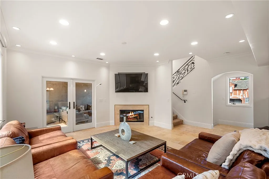 3 bed, 2.5 bath, 1454 sqft, $8,600 — Photo 3