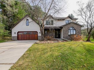 2308 Moreland Ct E, Maplewood, MN 55119