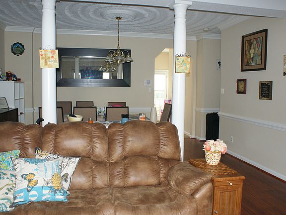 5th image of 107 Barrie Pl