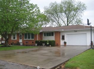214 Fairview Dr, Carmi, IL 62821