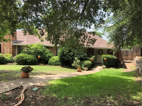 819 Summit Dr, Desoto, TX 75115