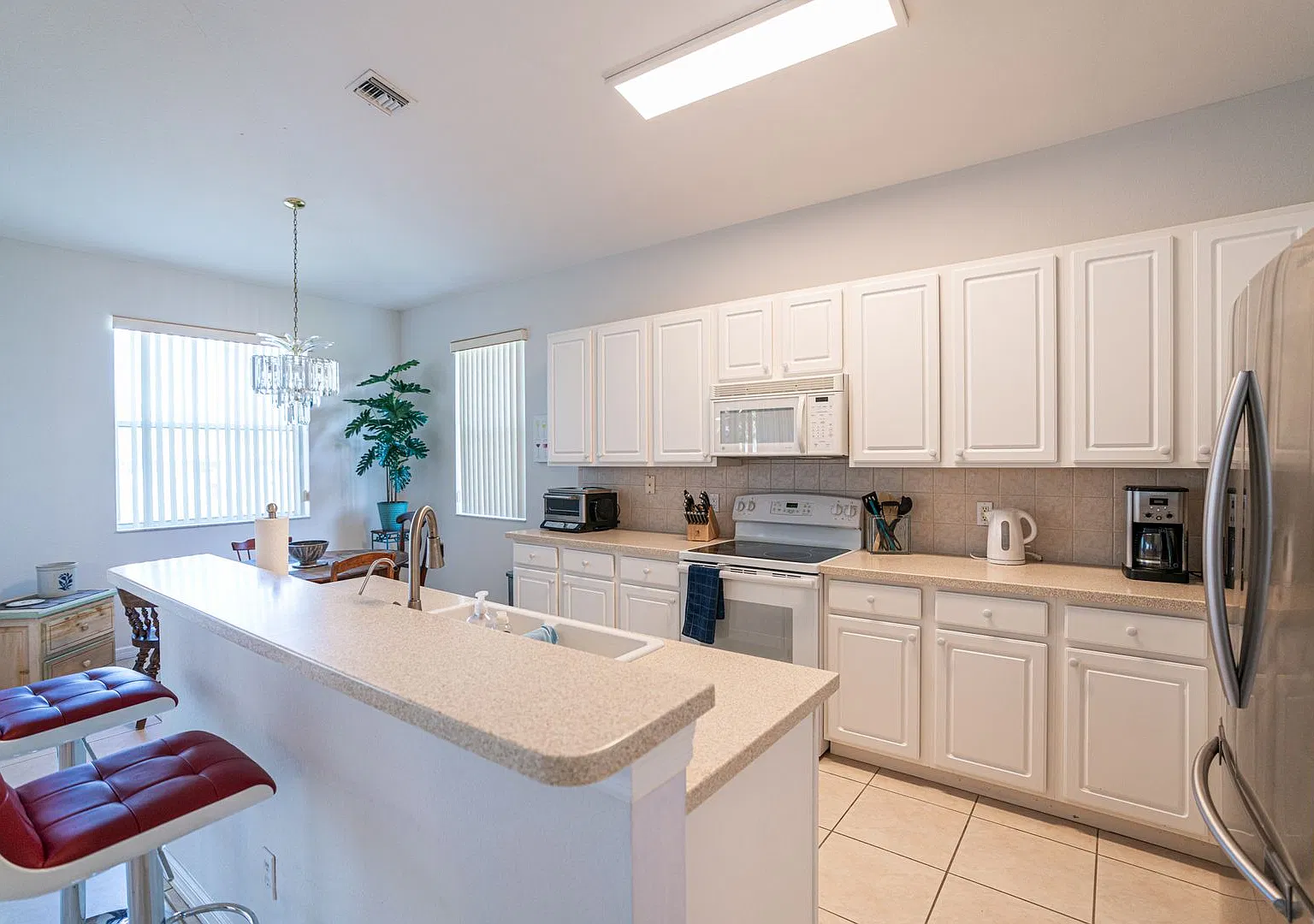 Townhouse available for rent. 3Bed/2bath. Special Offer! Qualify for a deposit-free option and sa... — Photo 3