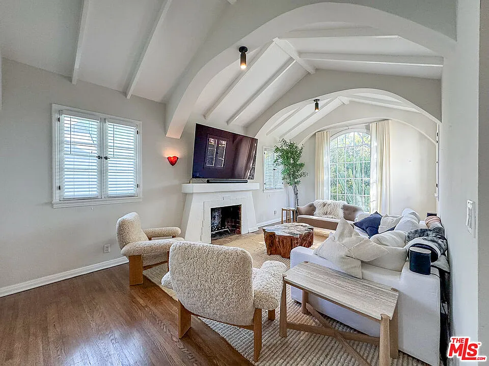 3 bed, 2.0 bath, 1918 sqft, $14,499 — Photo 4