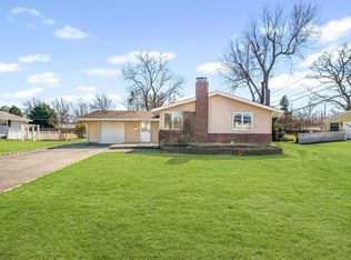 25 Pine Hill Ln, Dix Hills, NY 11746