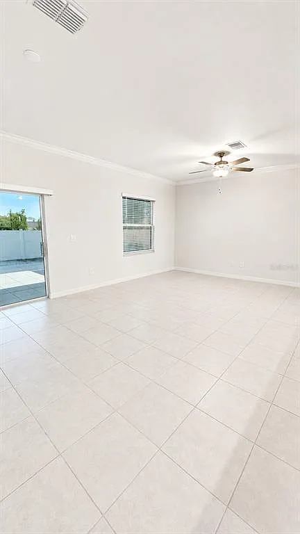 3 bed, 2.5 bath, 1601 sqft, $2,100 — Photo 4