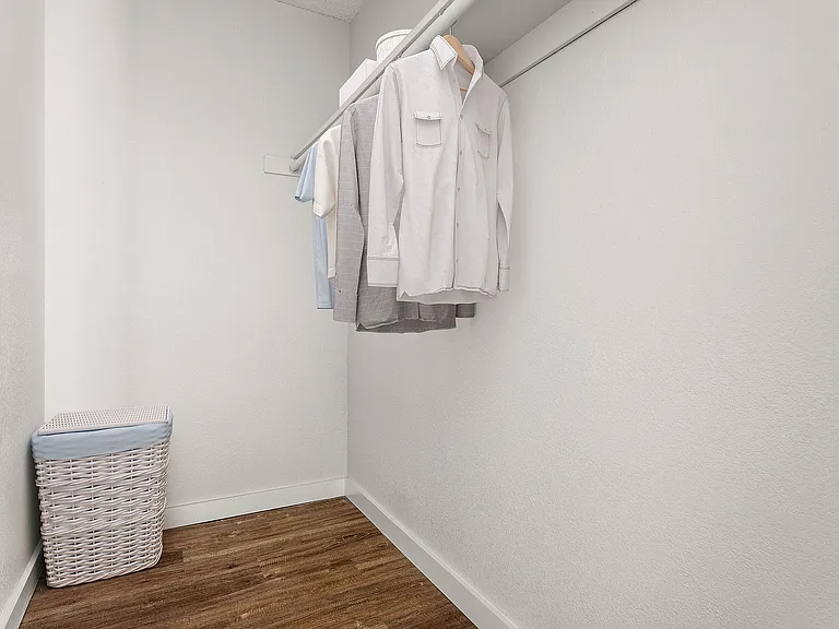 C242360_CallowayLasColinas_2B1B_Closet2_01_VS_1