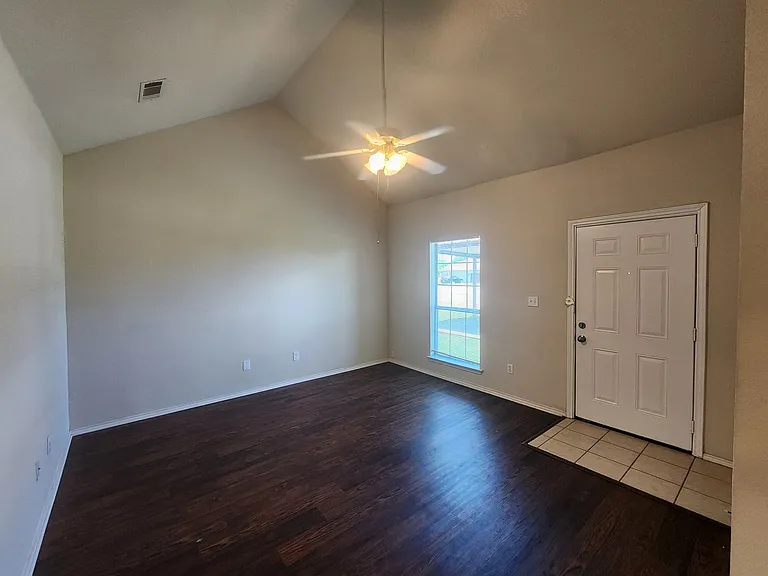 106 Collett Ct — Photo 4