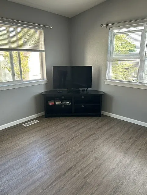 1422 NE Market Dr — Photo 2