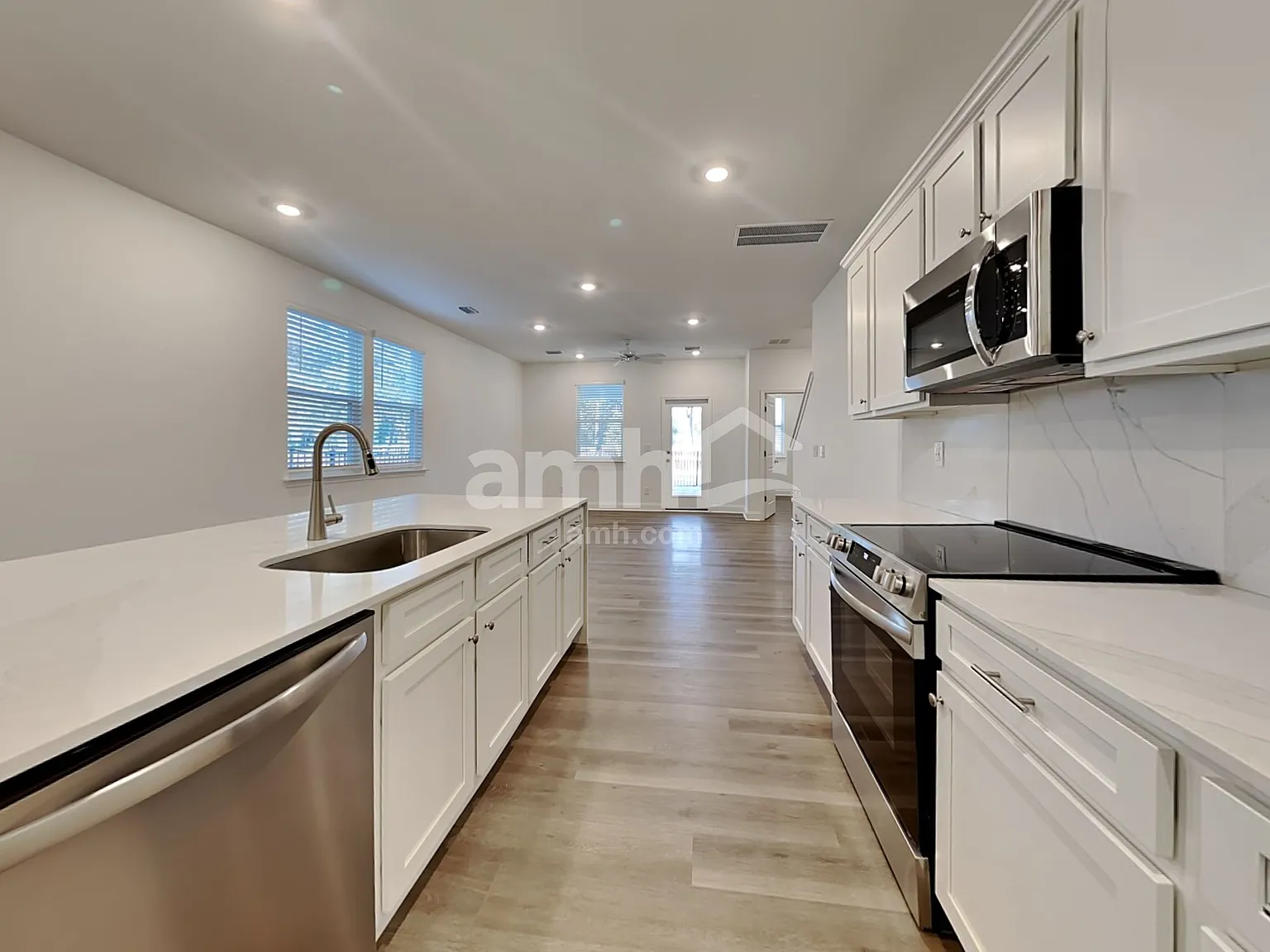 3 bed, 2.5 bath, 1800 sqft, $2,580 — Photo 4