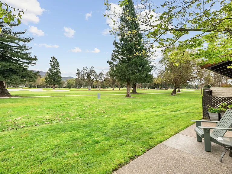 33 Fairway Dr — Photo 32