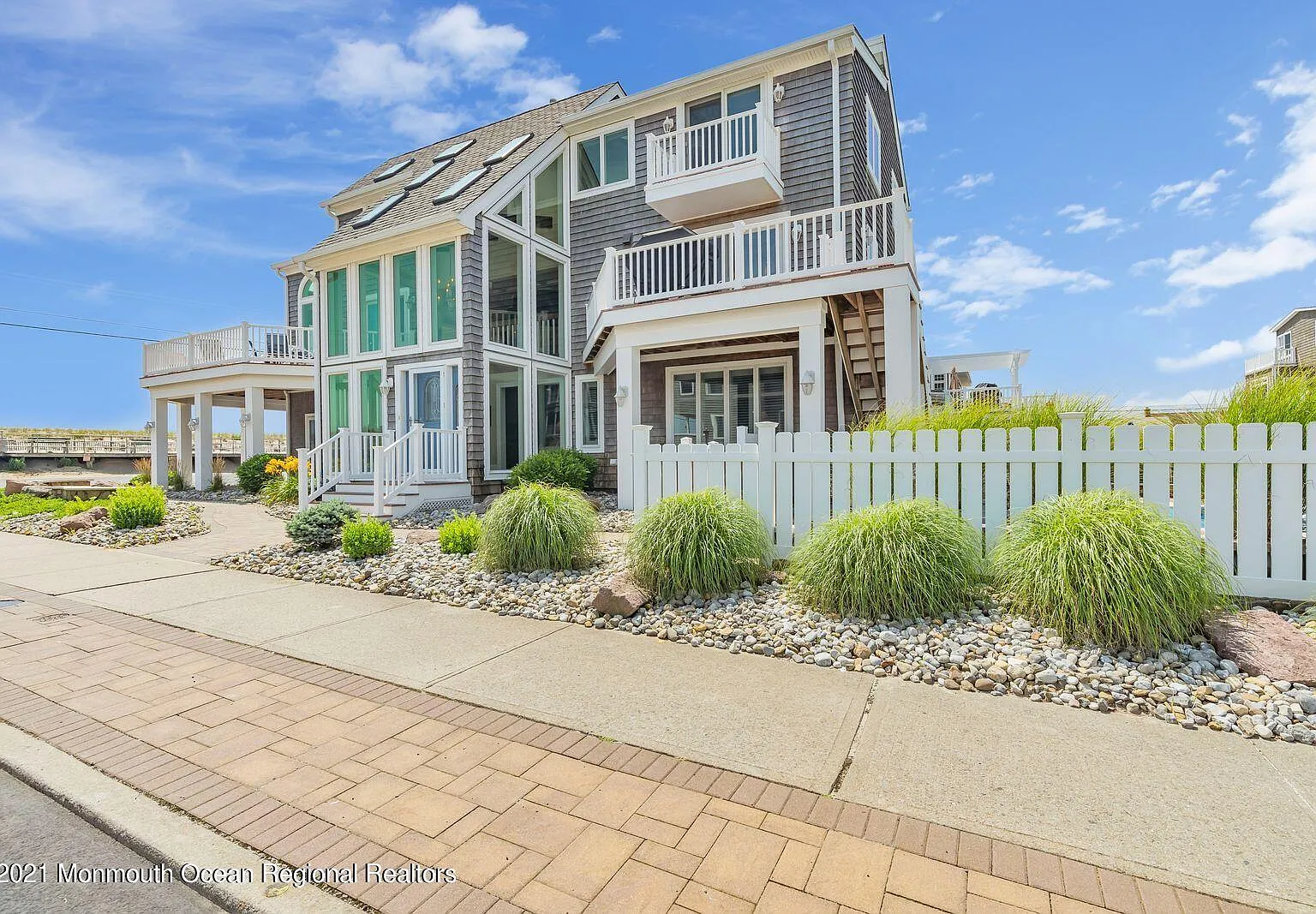 6 bed, 3.5 bath, 3910 sqft, $15,000 — Photo 2