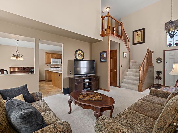 3rd image of 723 Silk Oak Ln