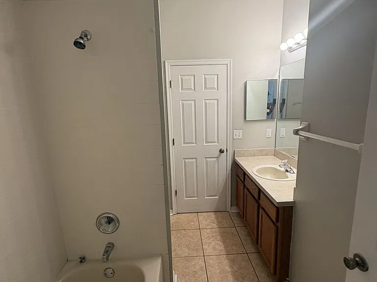 2033 Kaylas Ct — Photo 7