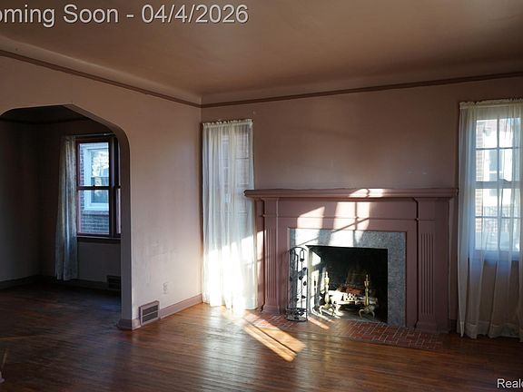 2nd image of 16076 Ellsworth St