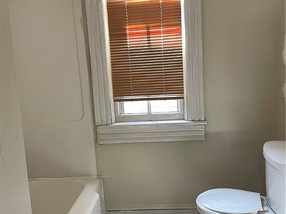 4th image of 712 W Washington St #A