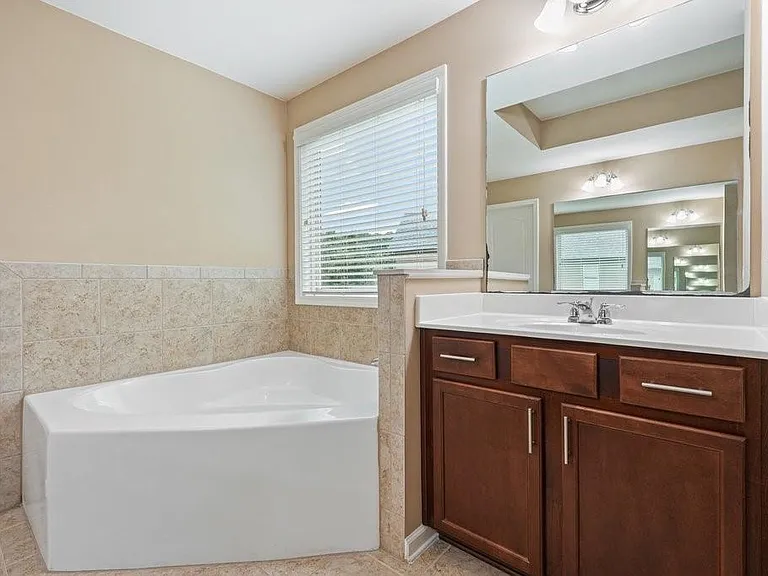 1010 Chelsey Way — Photo 44