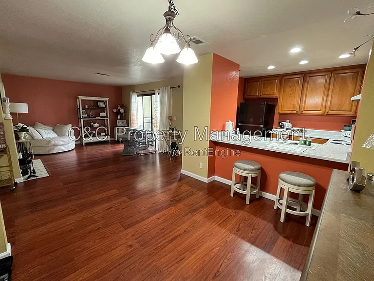 1613 W Swain Rd — Photo 2