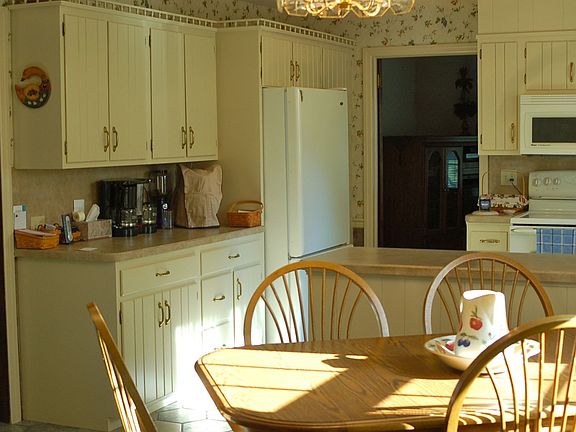 Great eat-in kitchen!