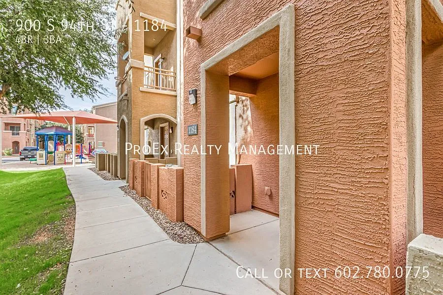 4 Bedroom, 3 Bathroom with a Loft in Chandler — Photo 2