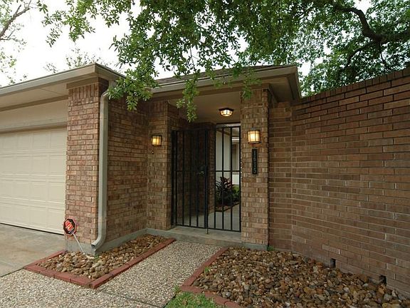 WELCOMING FRONT GATED ACCES