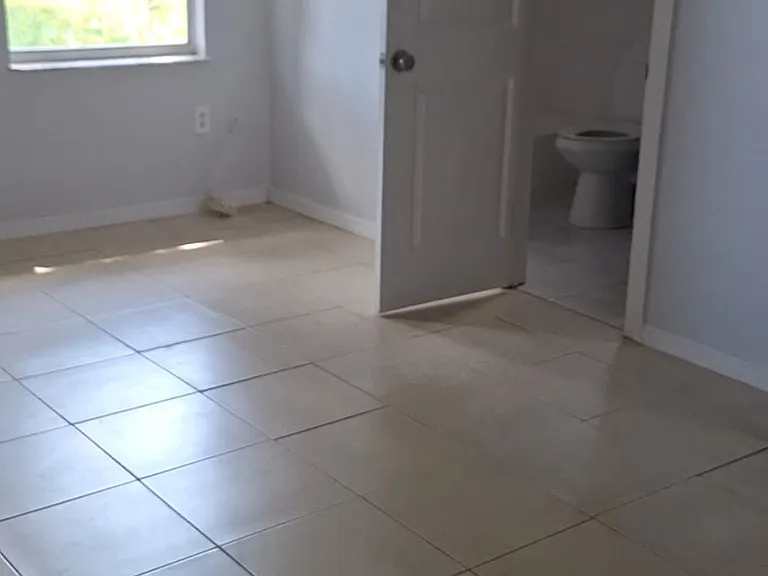 1109 Avenue E — Photo 1