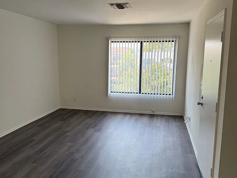 14543 Burbank Blvd — Photo 19