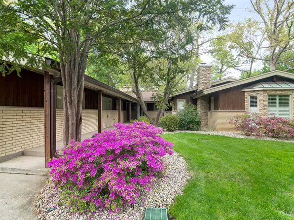 28 Lancaster Ln, Lincolnshire, IL 60069