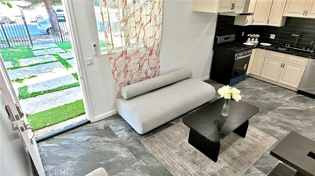 1 bed, 398 sqft, $2,000 — Photo 3