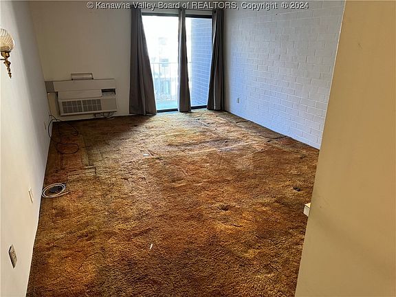 3rd image of 2106 Kanawha Blvd E APT 327