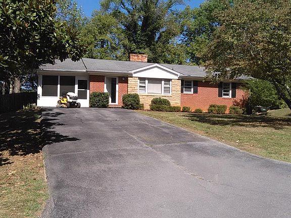 2nd image of 1010 Honeysuckle Dr