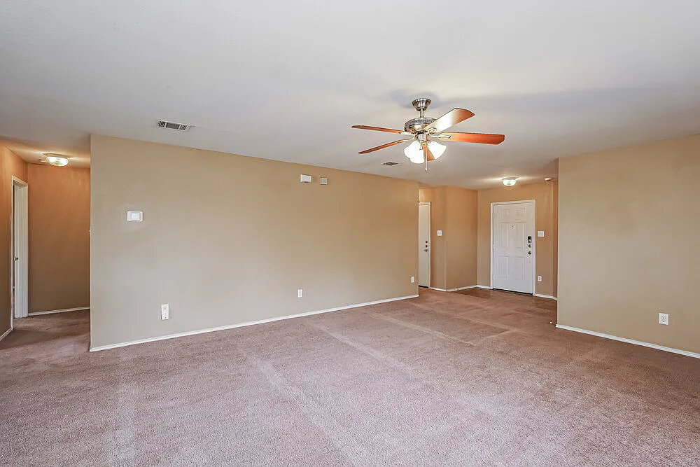 3 bed, 2.0 bath, 1700 sqft, $2,105 — Photo 3