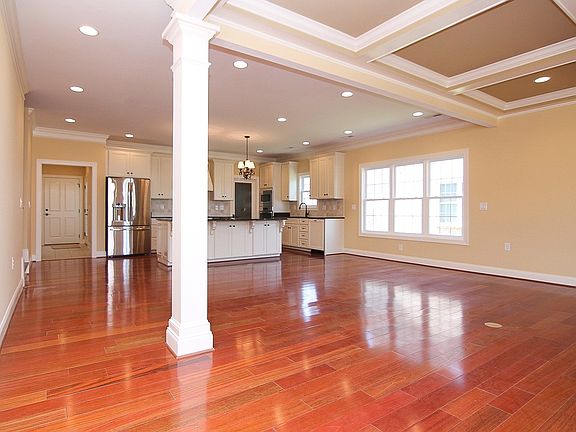 3rd image of 1069 Lindenshire Dr