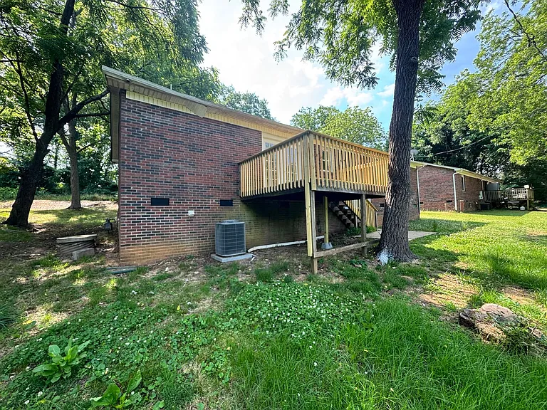 943 Grace St — Photo 4