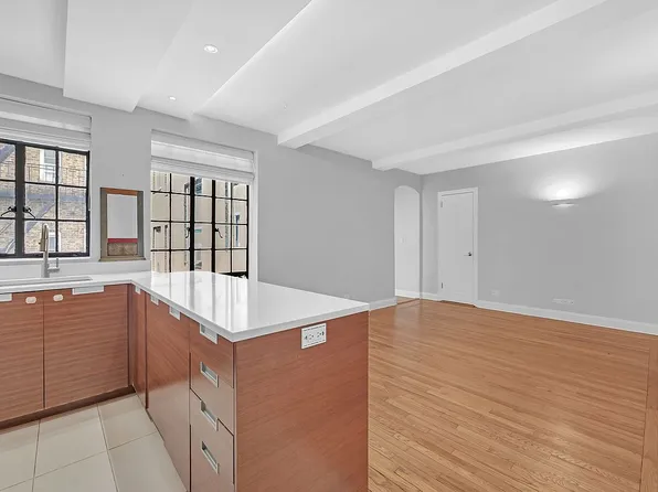 333 E 43rd St APT 705, New York, NY 10017
