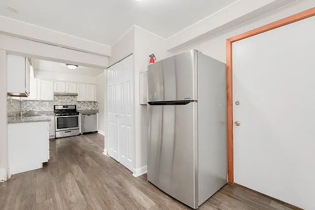 2821 Dempster St — Photo 5
